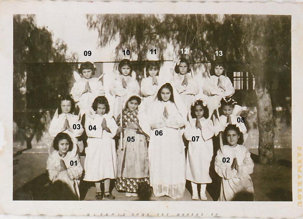 PATRONAGE ORAN DES DAMES AFRICAINES DE MARAVAL 1950 DANS LA COUR SOUS LES FAUX POIVRIERS .jpg